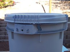Notch in side of DWC bucket for air lines with lid attached