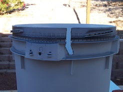Notch in side of DWC bucket for air lines